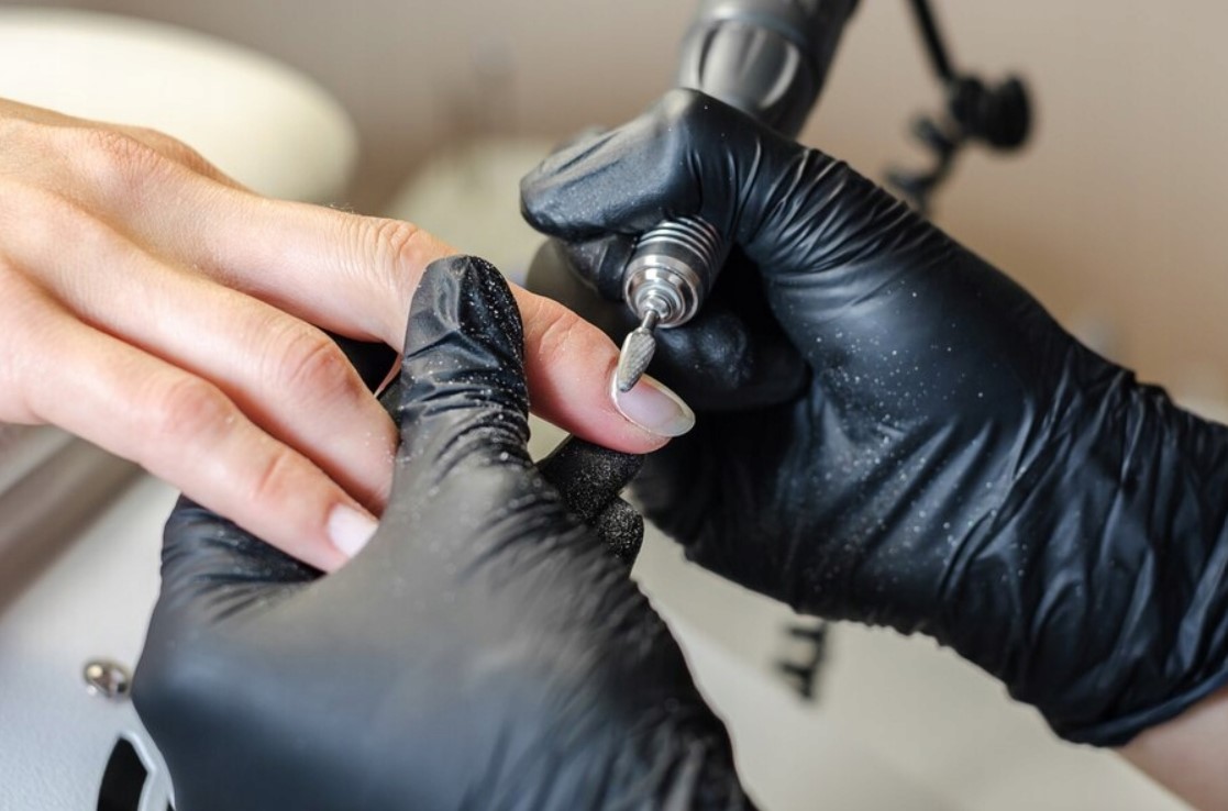 Handschuhe bei der Nagelpflege